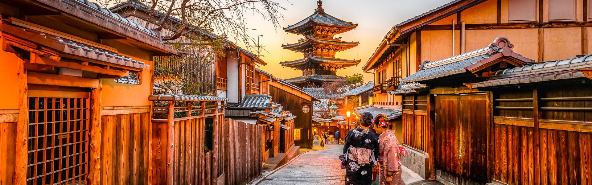 Geishas in der Altstadt von Kyoto |  Sorasak, Unsplash / Chamleon