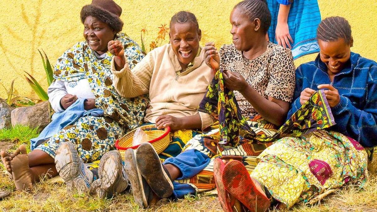 Diese Frauen haben Spaß an ihrem Handwerk | © Hatari Lodge / Chamäleon Diese Frauen haben Spaß an ihrem Handwerk | © Hatari Lodge / Chamäleon