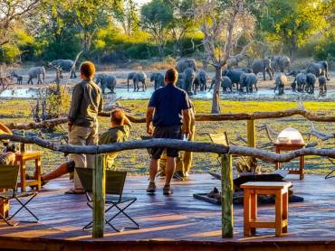 Aussichtsplattform der Gomoti River Lodge