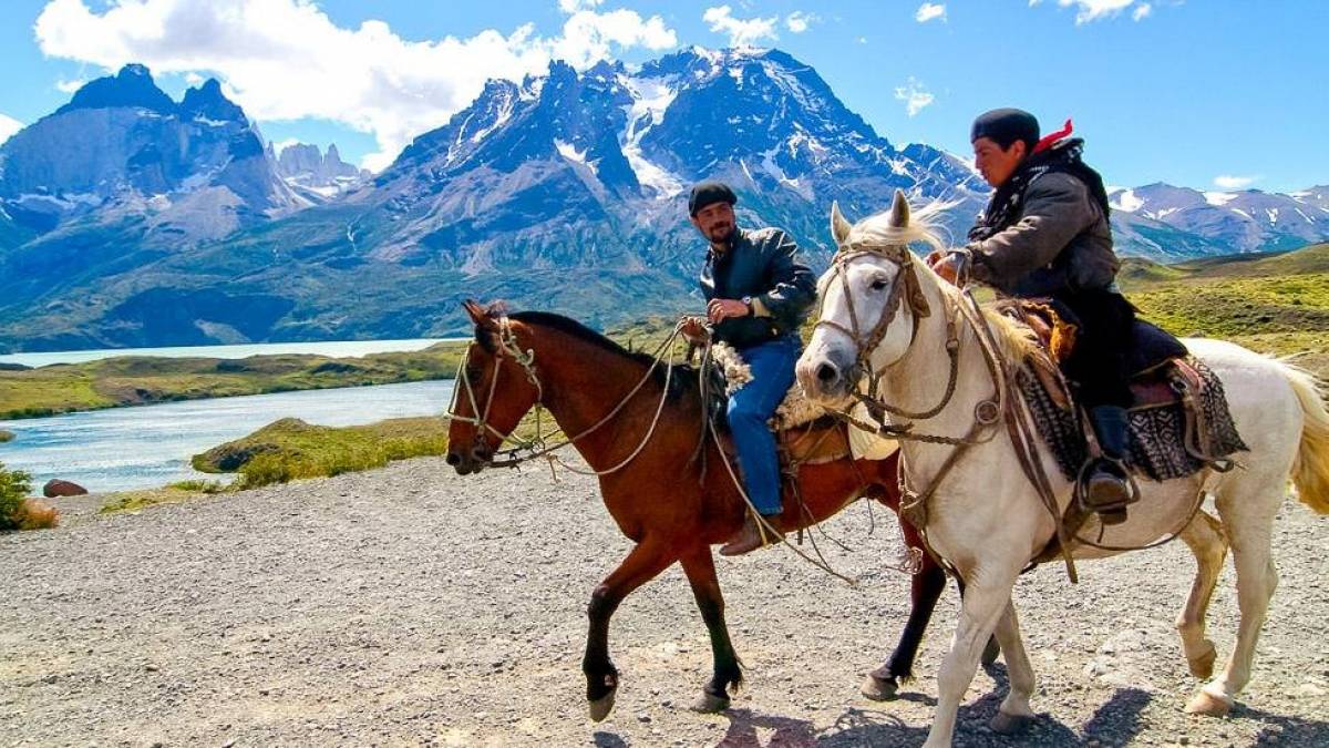 Reiter im Torres del Paine Nationalpark in Chile | © Kai-Uwe Küchler, Art & Adventure / Chamäleon Reiter im Torres del Paine Nationalpark in Chile | © Kai-Uwe Küchler, Art & Adventure / Chamäleon