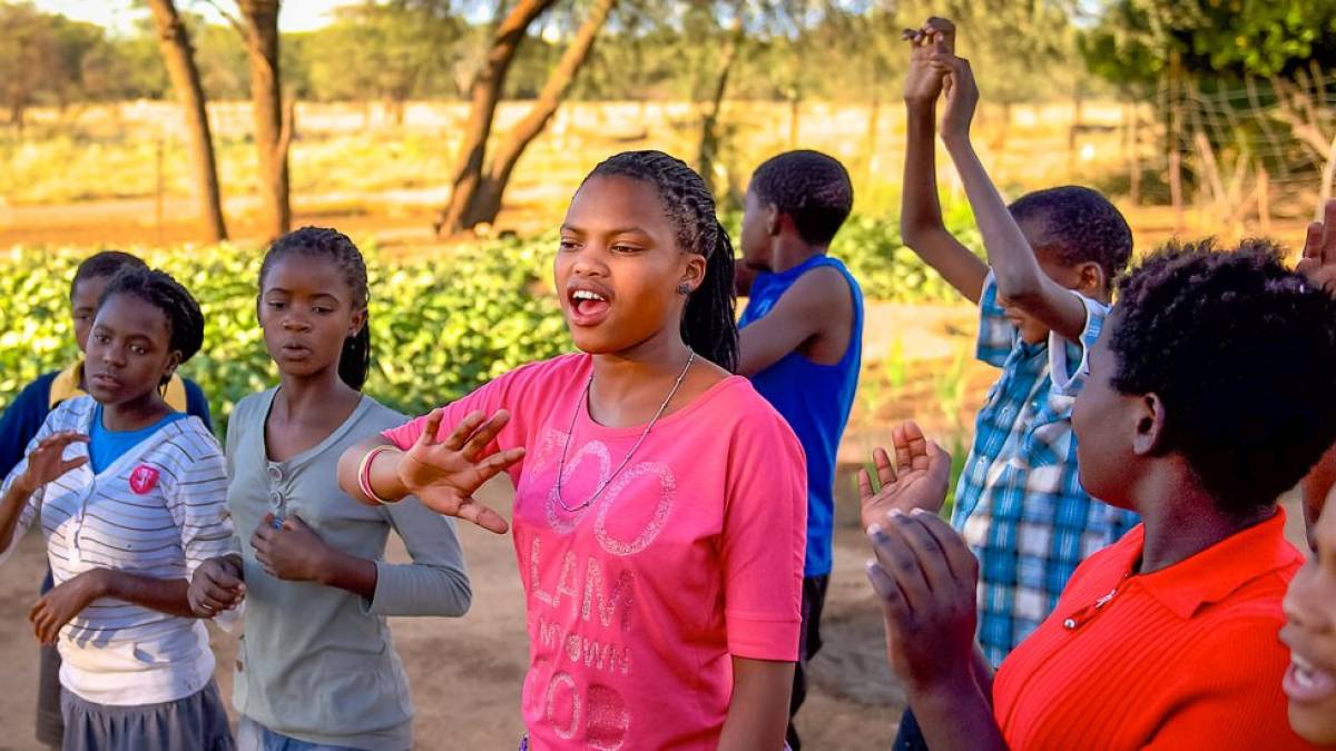 Singen und Tanzen in Ngatuve Vatere | © Peter Pack, Packsafari / Chamäleon Singen und Tanzen in Ngatuve Vatere | © Peter Pack, Packsafari / Chamäleon