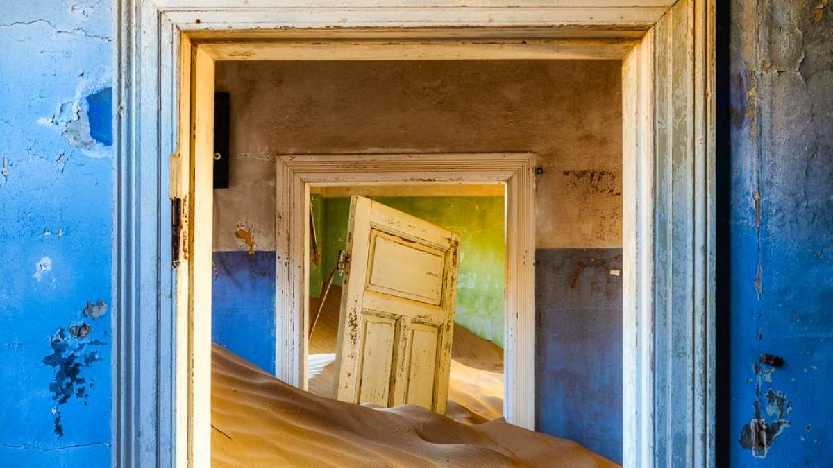 Verlassenes Haus in Kolmanskop | © Justin Reznick, iStockphoto.com / Chamäleon Verlassenes Haus in Kolmanskop | © Justin Reznick, iStockphoto.com / Chamäleon