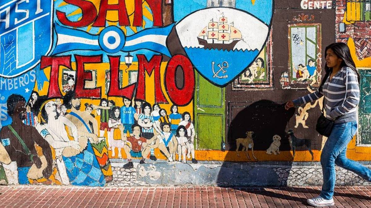 Mädchen in den Straßen von of San Telmo in Buenos Aires | © Tiago Fernandez, iStockphoto.com / Chamäleon Mädchen in den Straßen von of San Telmo in Buenos Aires | © Tiago Fernandez, iStockphoto.com / Chamäleon