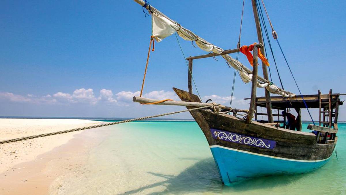 Traditionelles Schiff am Strand | © Terra Agua Ceu / Chamäleon Traditionelles Schiff am Strand | © Terra Agua Ceu / Chamäleon