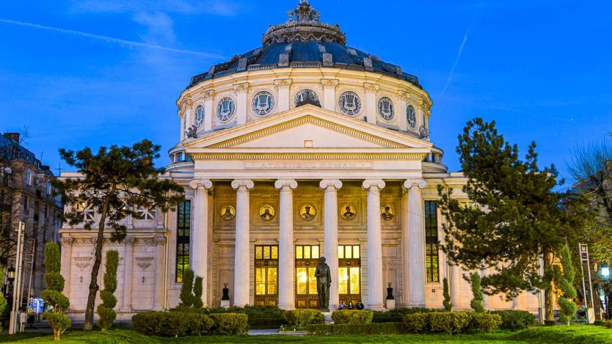 Bukarester Athenäum im Abendlicht | © Aidan Joyce, Unsplash / Chamäleon Bukarester Athenäum im Abendlicht | © Aidan Joyce, Unsplash / Chamäleon