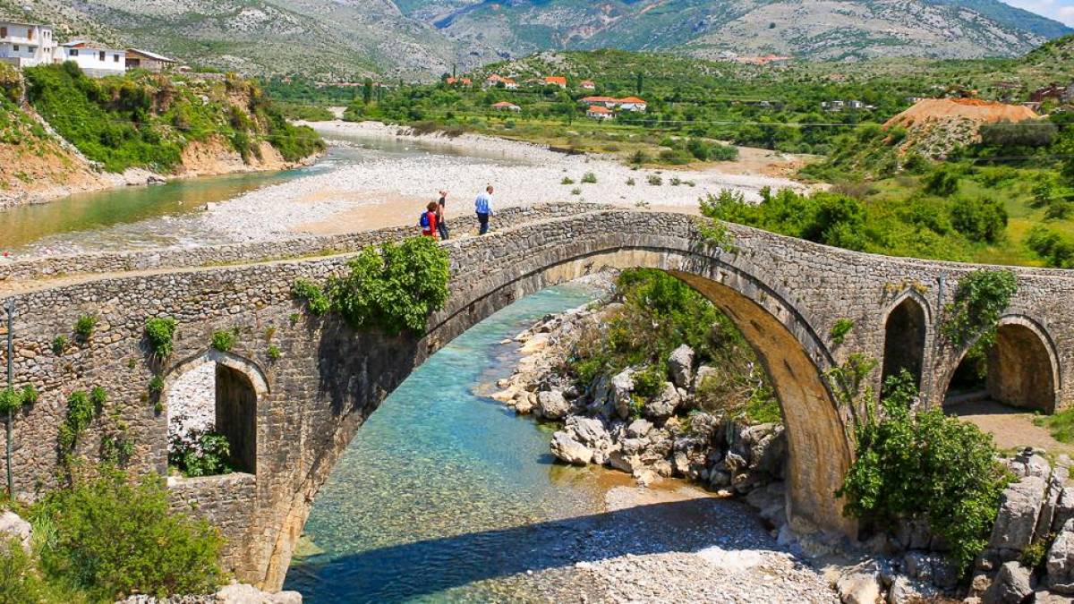 Osmanische Brücke Ura e Mesit bei Shkodra | © MacSun Travel Skopje / Chamäleon Osmanische Brücke Ura e Mesit bei Shkodra | © MacSun Travel Skopje / Chamäleon