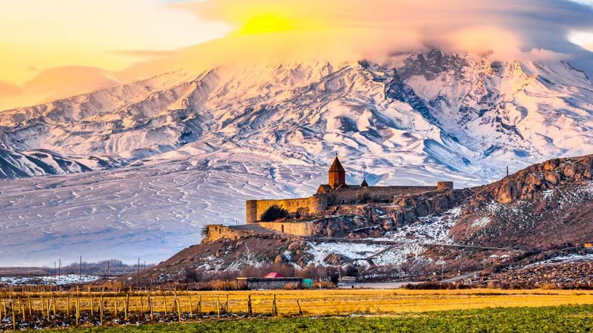 Kloster Virap vor dem Berg Ararat | © YuliaGr, iStockphoto.com / Chamäleon Kloster Virap vor dem Berg Ararat | © YuliaGr, iStockphoto.com / Chamäleon