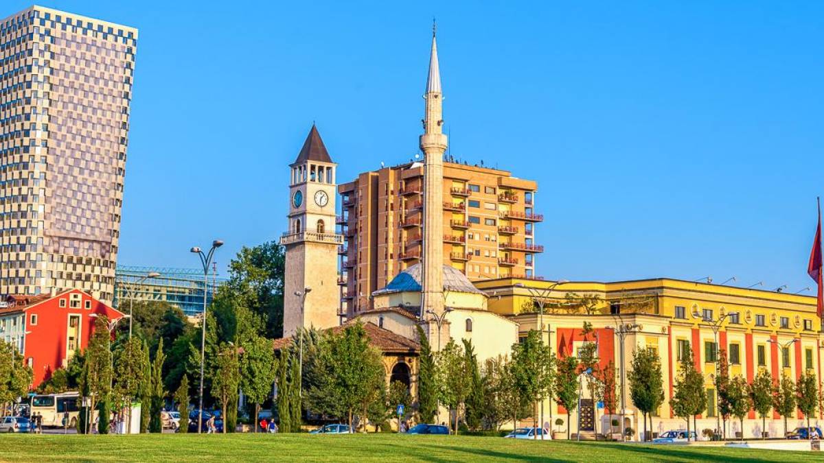 Skanderbeg-Platz in Tirana mit Oper, Moschee und Nationalbibliothek | © MacSun Travel Skopje / Chamäleon Skanderbeg-Platz in Tirana mit Oper, Moschee und Nationalbibliothek | © MacSun Travel Skopje / Chamäleon