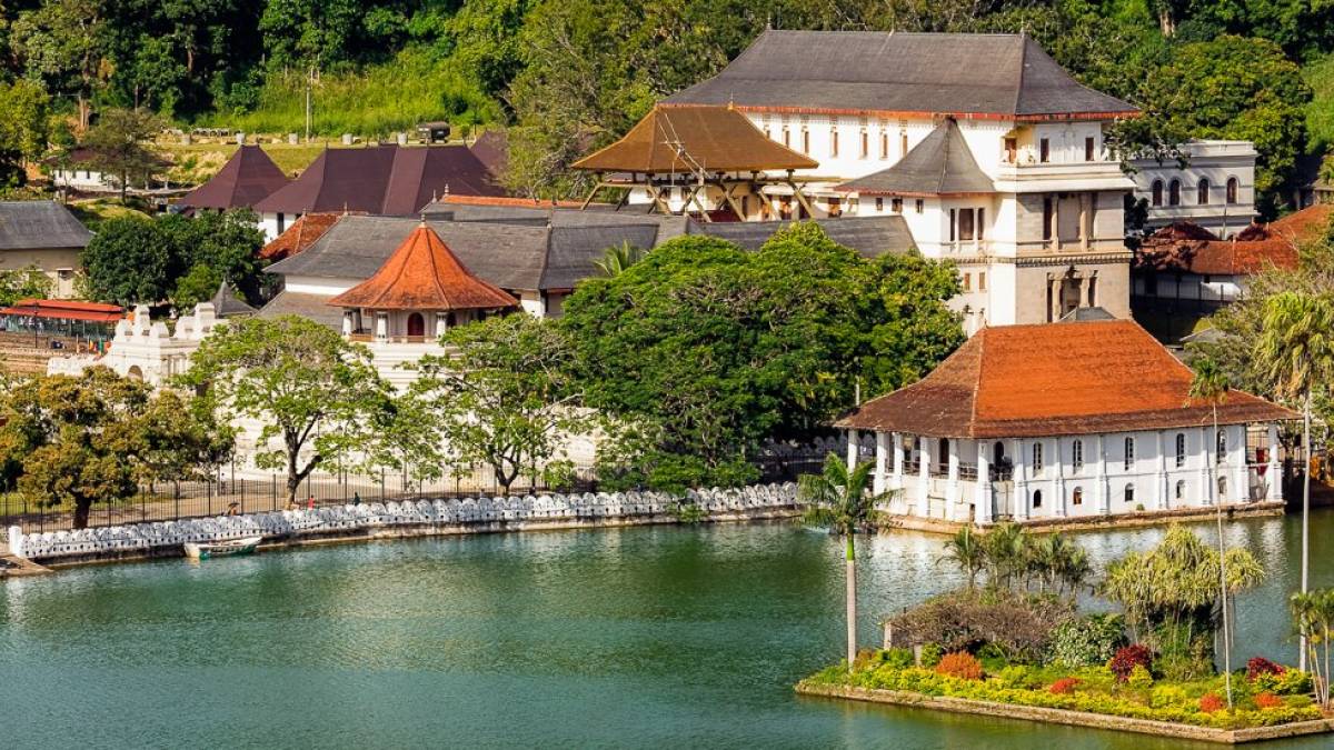 Tempel des Zahns in Kandy | © Kevin Miller, istockphoto / Chamäleon Tempel des Zahns in Kandy | © Kevin Miller, istockphoto / Chamäleon