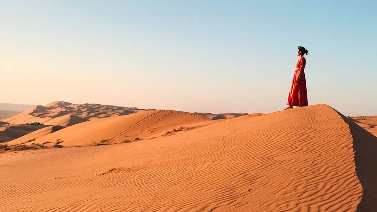 Frau in der Wste Rub al-Chali |  Kwanchanok Tenprasert, EyeEm / Chamleon