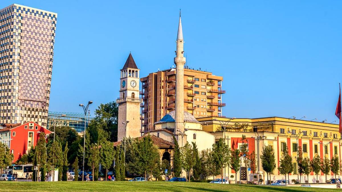 Skanderbeg-Platz in Tirana mit Oper, Moschee und Nationalbibliothek | © MacSun Travel Skopje / Chamäleon Skanderbeg-Platz in Tirana mit Oper, Moschee und Nationalbibliothek | © MacSun Travel Skopje / Chamäleon