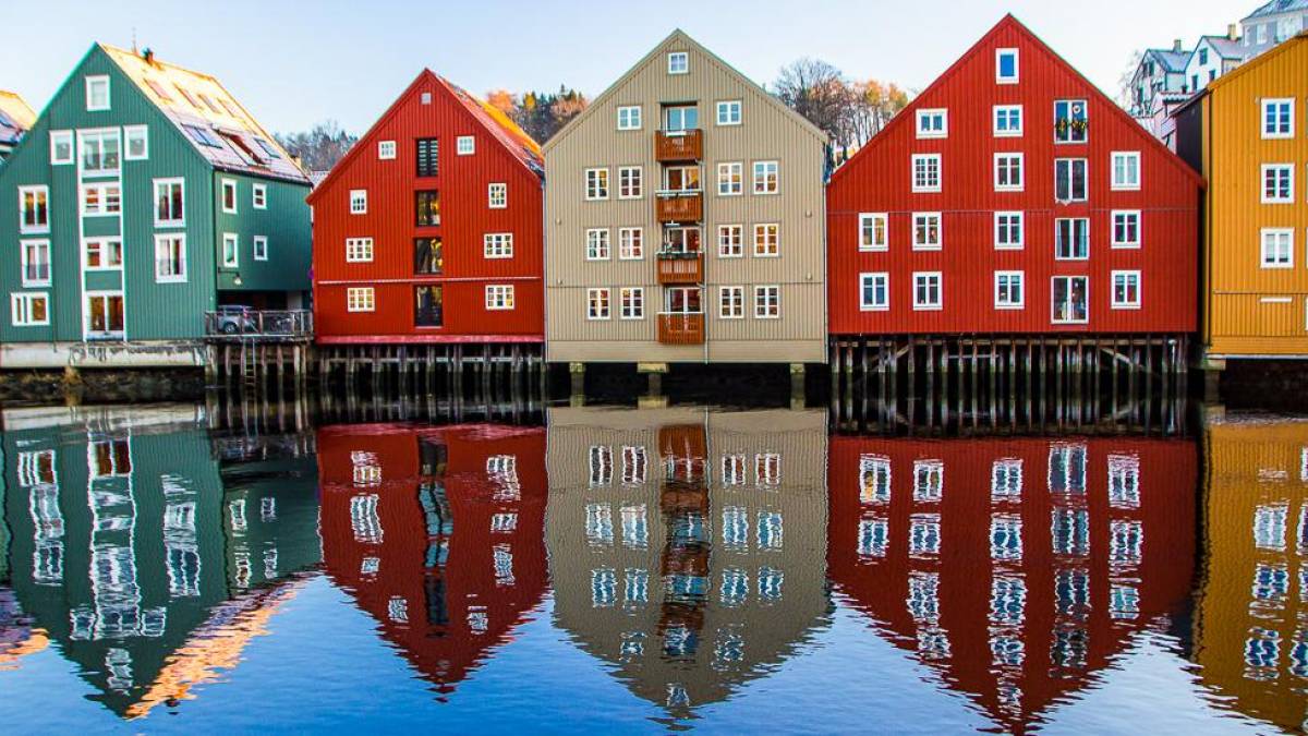 Häuserzeile an der Nidelva in Trondheim | © Simon Williams, Unsplash / Chamäleon Häuserzeile an der Nidelva in Trondheim | © Simon Williams, Unsplash / Chamäleon
