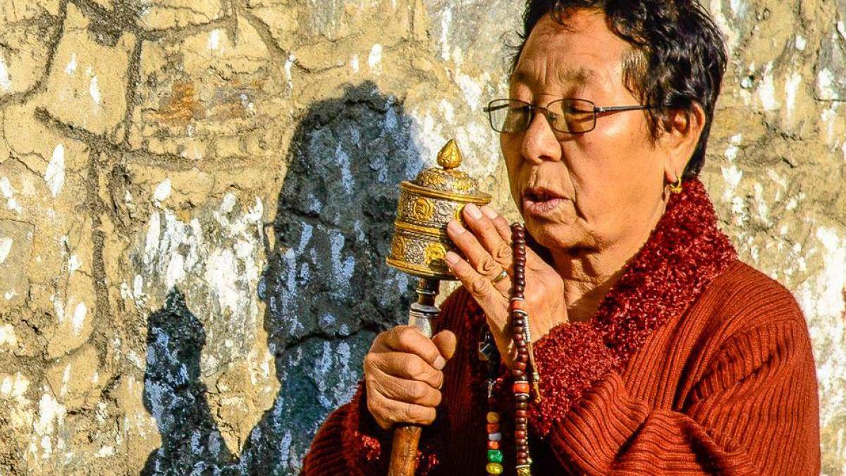 Betende Frau in Thimpu | © Kai-Uwe Kuechler / Chamäleon Betende Frau in Thimpu | © Kai-Uwe Kuechler / Chamäleon