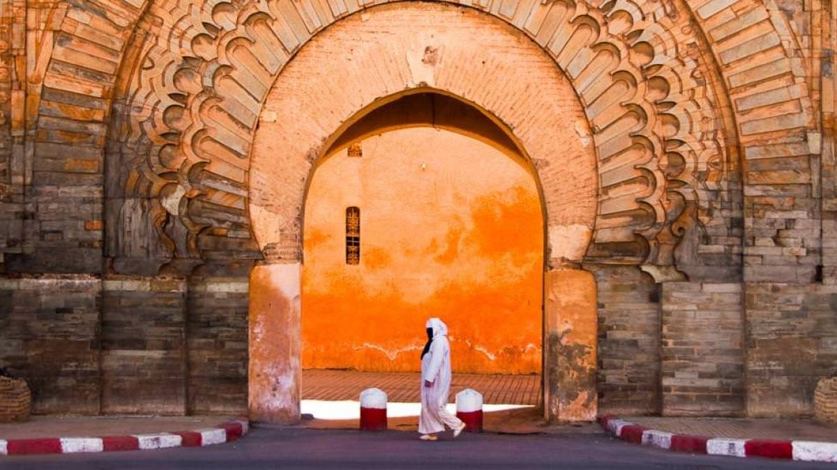 Frau passiert das Bab Agnaou Tor in Marrakesch | © Frank van den Bergh, iStockphoto.com / Chamäleon Frau passiert das Bab Agnaou Tor in Marrakesch | © Frank van den Bergh, iStockphoto.com / Chamäleon