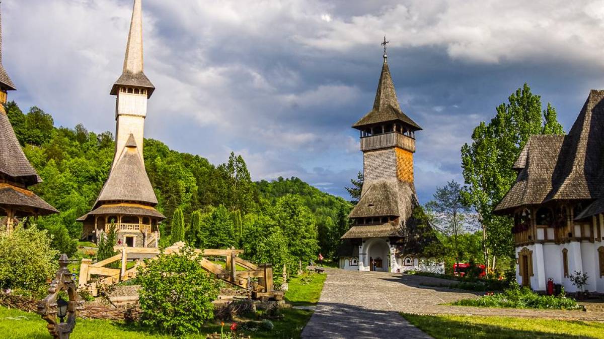 Holzkirchen im Kloster Barsana | © Igor Dymov, iStockphoto.com / Chamäleon Holzkirchen im Kloster Barsana | © Igor Dymov, iStockphoto.com / Chamäleon