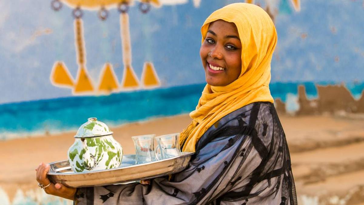 Nubisches Mädchen mit Teekanne | © Emad Omar Farouk, Shutterstock / Chamäleon Nubisches Mädchen mit Teekanne | © Emad Omar Farouk, Shutterstock / Chamäleon