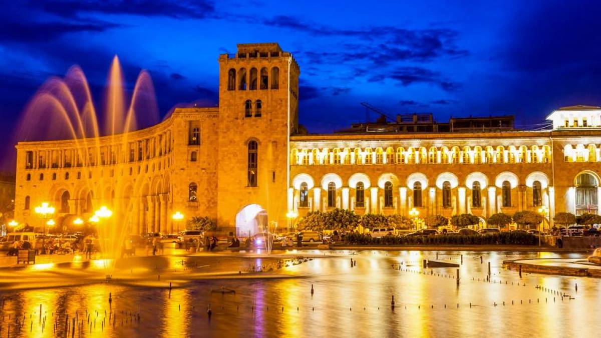 Platz der Republik in Jerewan | © saiko3p, iStockphoto.com / Chamäleon Platz der Republik in Jerewan | © saiko3p, iStockphoto.com / Chamäleon