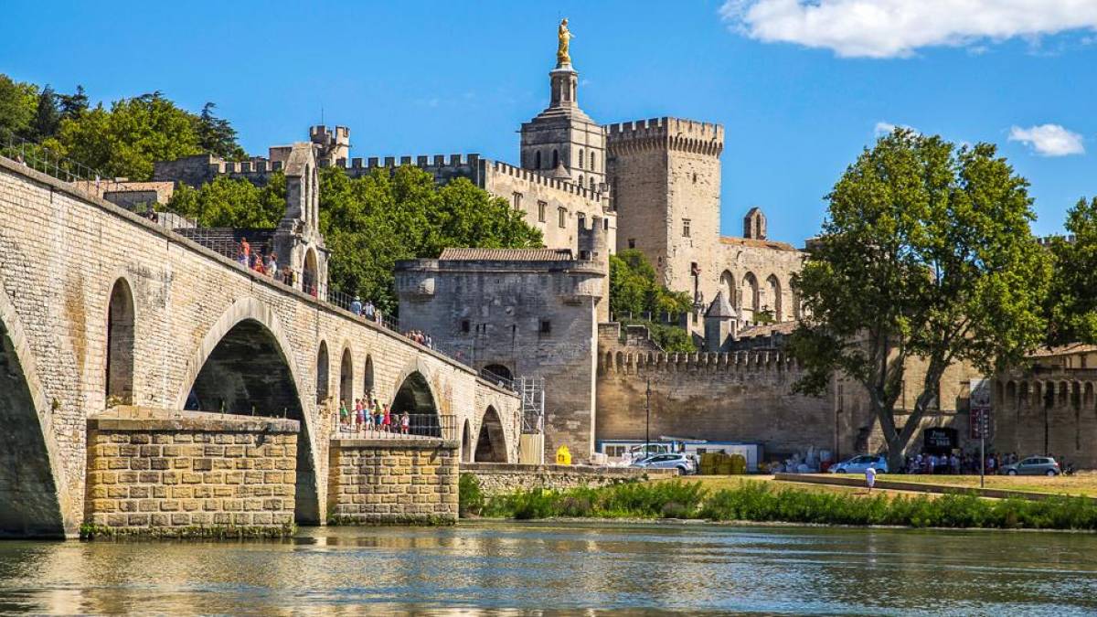 Brücke und Papstpalast in Avignon | © Gilles Lagnel, Pixabay / Chamäleon Brücke und Papstpalast in Avignon | © Gilles Lagnel, Pixabay / Chamäleon