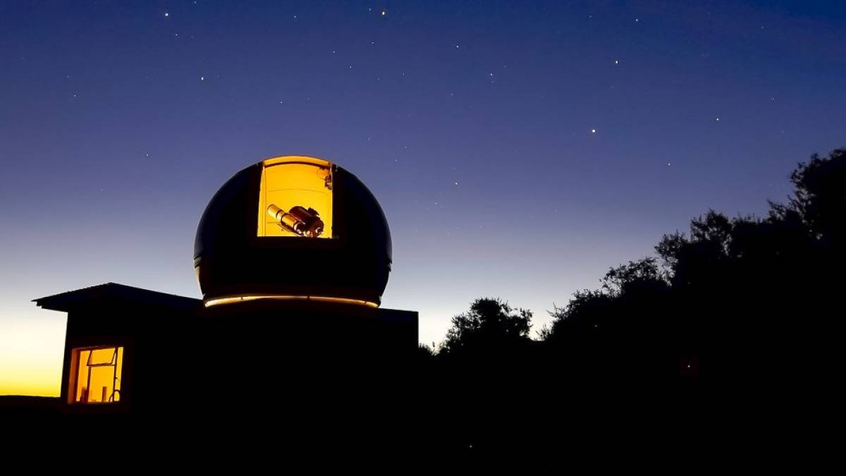 Die Sternwarte in Onjala bei Nacht | © Franz Hofmann, Astrotech / Chamäleon Die Sternwarte in Onjala bei Nacht | © Franz Hofmann, Astrotech / Chamäleon