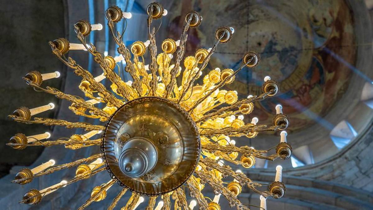 Kronleuchter in der Swetizchoweli-Kathedrale in Mzcheta | © intek1, iStockphoto.com / Chamäleon Kronleuchter in der Swetizchoweli-Kathedrale in Mzcheta | © intek1, iStockphoto.com / Chamäleon