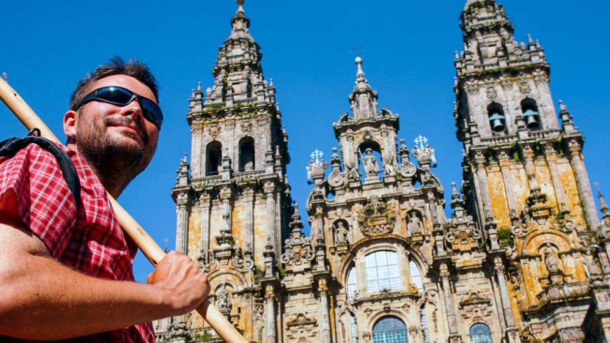 Pilger vor der Kathedrale in Santiago de Compostela | © Roland Marske, Jules Verne Berlin / Chamäleon Pilger vor der Kathedrale in Santiago de Compostela | © Roland Marske, Jules Verne Berlin / Chamäleon