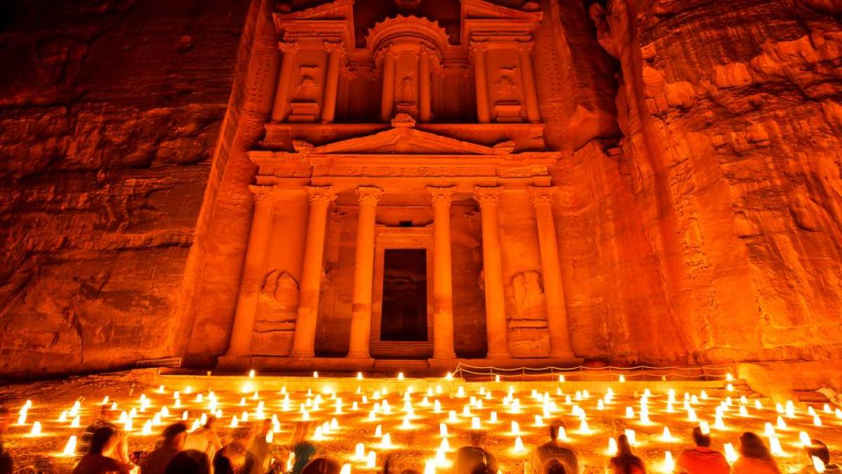 Khazne al-Firaun beleuchtet von Hunderten Kerzen | © Kimberley Coole, Jordan Tourism Board / Chamäleon Khazne al-Firaun beleuchtet von Hunderten Kerzen | © Kimberley Coole, Jordan Tourism Board / Chamäleon