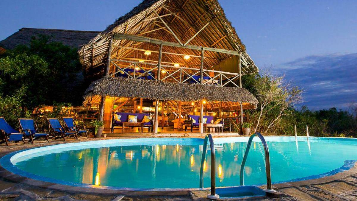 Abend am Pool auf Lazy Lagoon Island | © Niels van Gijn, Foxes Safari Camps / Chamäleon Abend am Pool auf Lazy Lagoon Island | © Niels van Gijn, Foxes Safari Camps / Chamäleon