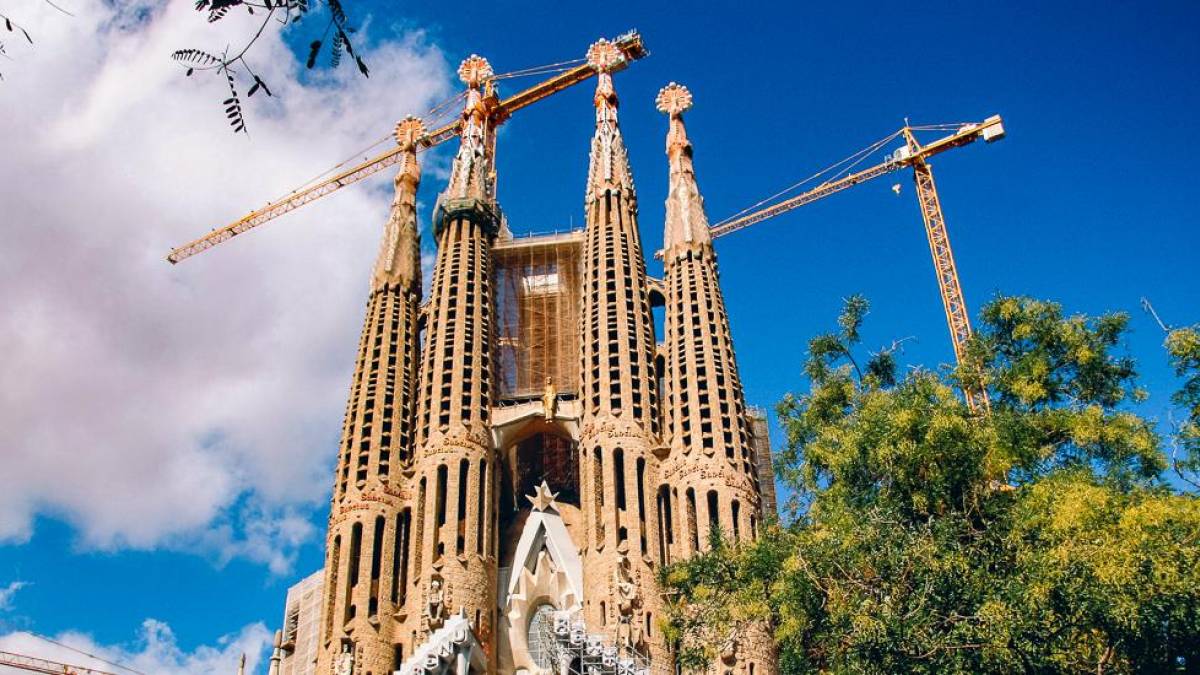 Ewige Baustelle der Sagrada Familia | © iam_os, Unsplash / Chamäleon Ewige Baustelle der Sagrada Familia | © iam_os, Unsplash / Chamäleon