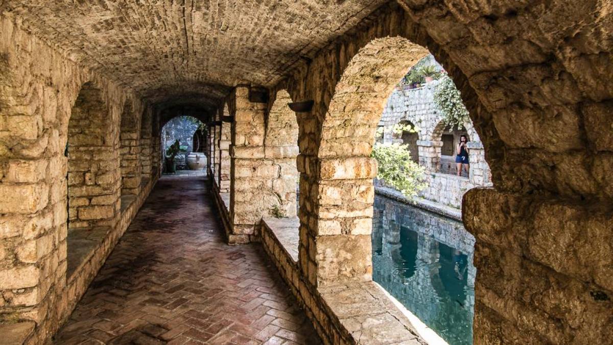 Festungsanlagen in Stari Grad auf der Insel Hvar | © Robby McCullough, Unsplash / Chamäleon Festungsanlagen in Stari Grad auf der Insel Hvar | © Robby McCullough, Unsplash / Chamäleon