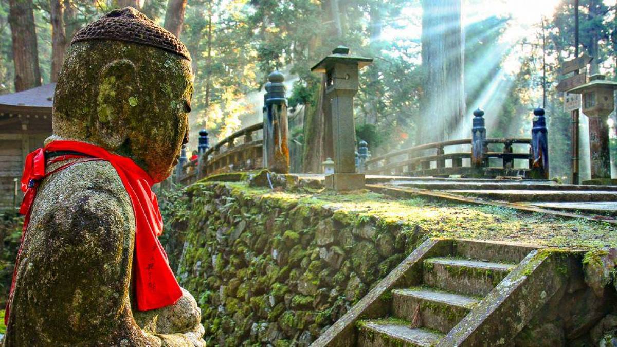 Okunoin Friedhof am Mount Koya | © Neale Cousland, iStockphoto.com / Chamäleon Okunoin Friedhof am Mount Koya | © Neale Cousland, iStockphoto.com / Chamäleon