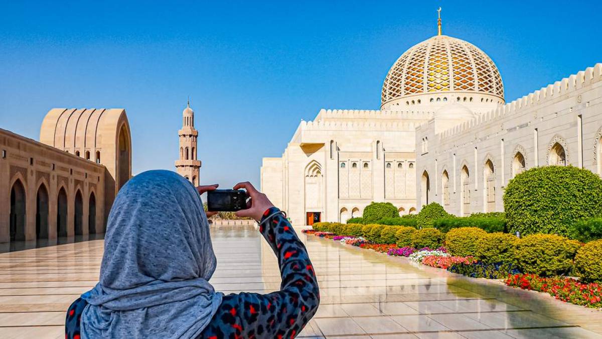 Frau fotografiert Sultan Qaboos Moschee | © Ralf Ladwig / Chamäleon Frau fotografiert Sultan Qaboos Moschee | © Ralf Ladwig / Chamäleon