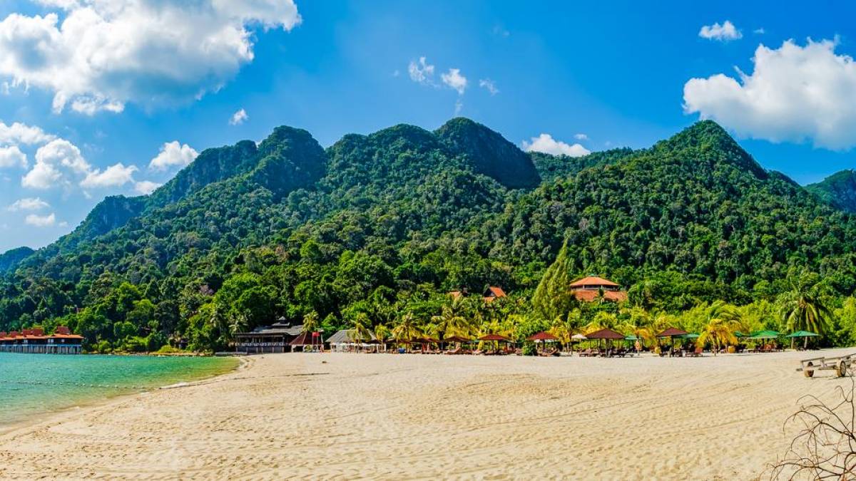 Exotischer Strand auf Langkawi | © sonatali, iStockphoto.com / Chamäleon Exotischer Strand auf Langkawi | © sonatali, iStockphoto.com / Chamäleon