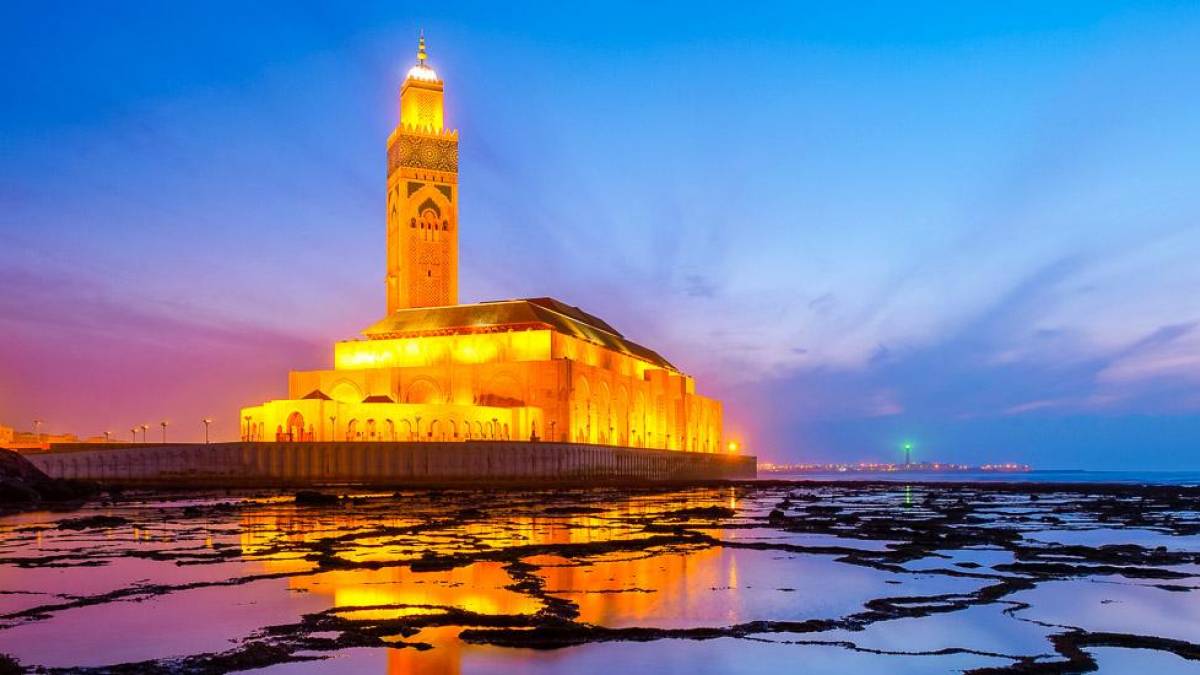 Hassan-II.-Moschee bei Nacht | © Rattham, iStockphoto.com / Chamäleon Hassan-II.-Moschee bei Nacht | © Rattham, iStockphoto.com / Chamäleon