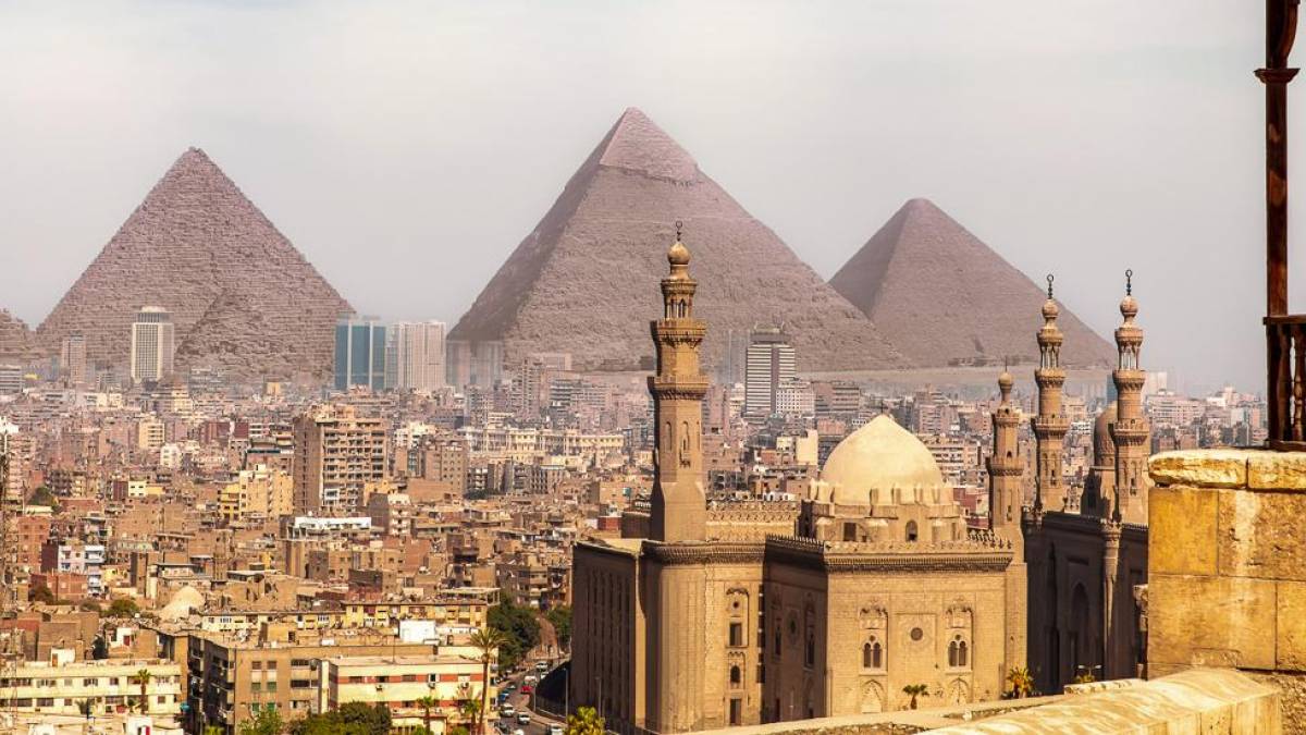 Blick auf die Moschee von Kairo und Pyramiden | © Anton Aleksenko, iStockphoto.com / Chamäleon Blick auf die Moschee von Kairo und Pyramiden | © Anton Aleksenko, iStockphoto.com / Chamäleon