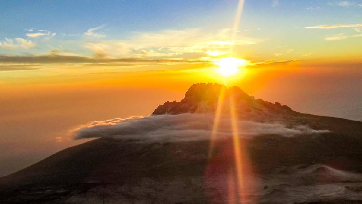 Sonnenaufgang über dem Kilimanjaro | © Lisa Peters Esvelt, Pixabay / Chamäleon Sonnenaufgang über dem Kilimanjaro | © Lisa Peters Esvelt, Pixabay / Chamäleon