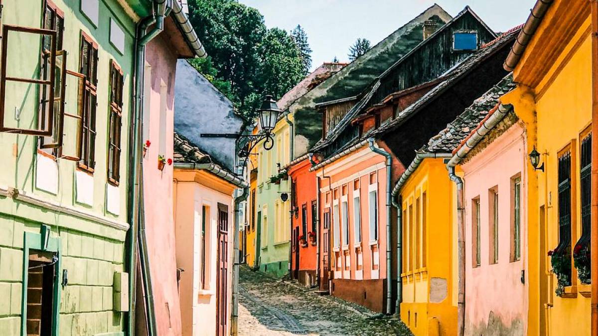Gasse in Schäßburg | © Jan Henckens, Unsplash / Chamäleon Gasse in Schäßburg | © Jan Henckens, Unsplash / Chamäleon