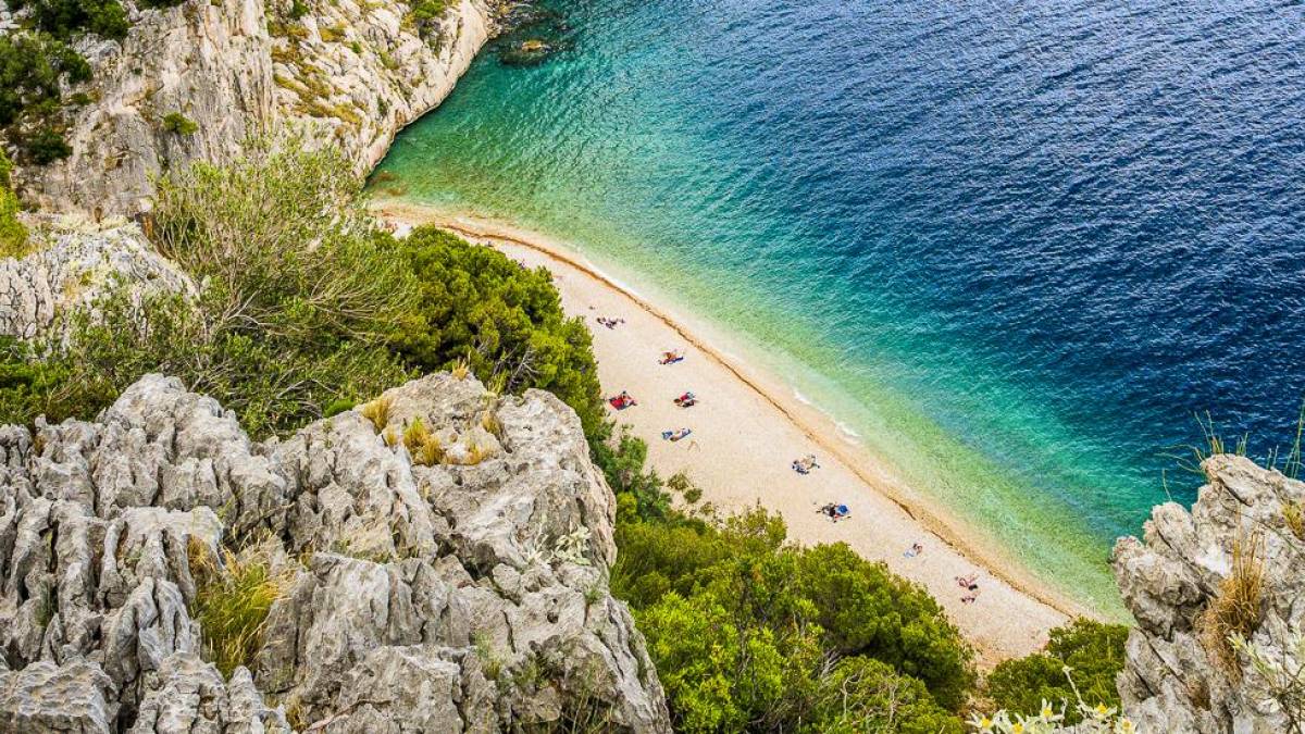 Blaues Meer an der Makarska Riviera | © Ante Hamersmit, Unsplash / Chamäleon Blaues Meer an der Makarska Riviera | © Ante Hamersmit, Unsplash / Chamäleon