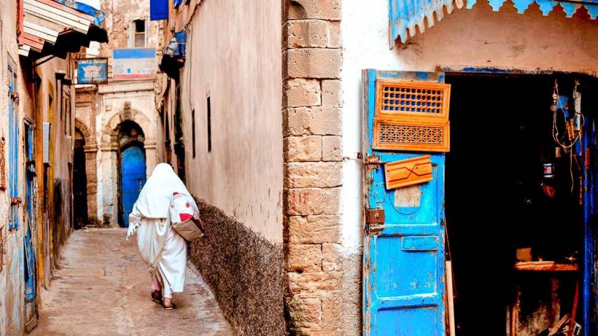 Frau in den Gassen Marrakeschs | © Ugurhan Betin Brkovic, iStockphoto.com / Chamäleon Frau in den Gassen Marrakeschs | © Ugurhan Betin Brkovic, iStockphoto.com / Chamäleon