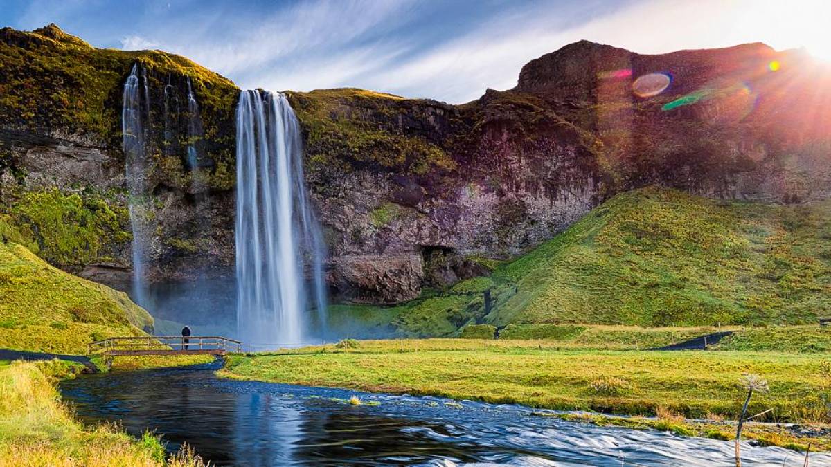 Seljalandsfoss im Gegenlicht | © technotr, iStockphoto.com / Chamäleon Seljalandsfoss im Gegenlicht | © technotr, iStockphoto.com / Chamäleon