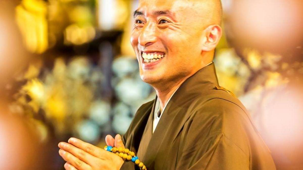 Buddhistischer Mönch beim Beten im Tempel | © davidf, iStockphoto.com / Chamäleon Buddhistischer Mönch beim Beten im Tempel | © davidf, iStockphoto.com / Chamäleon
