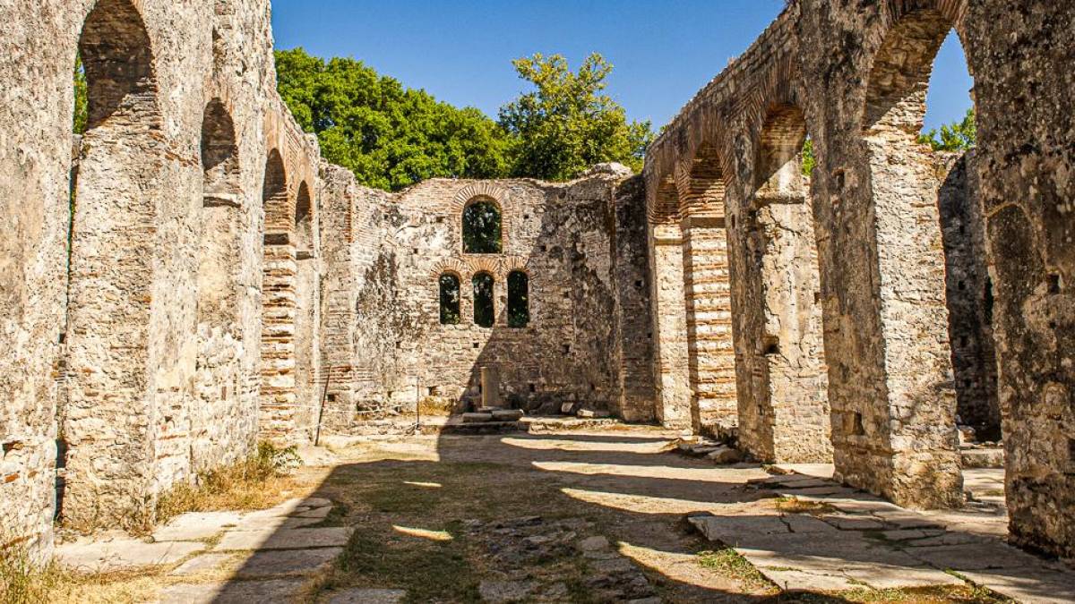 Ruinen einer alten christlichen Basilika im albanischen Butrint | © Fyletto, iStockphoto.com / Chamäleon Ruinen einer alten christlichen Basilika im albanischen Butrint | © Fyletto, iStockphoto.com / Chamäleon