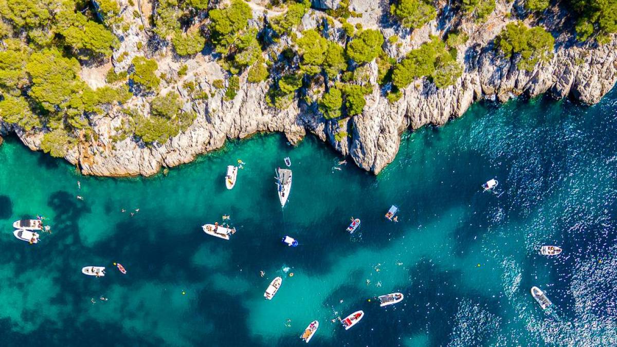 Ausflugsboote in der Calanque | © ISHM, Unsplash / Chamäleon Ausflugsboote in der Calanque | © ISHM, Unsplash / Chamäleon