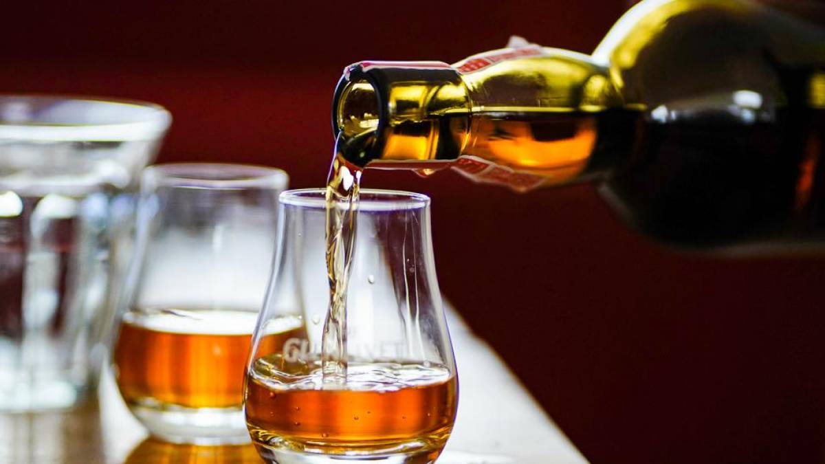 Whiskey-Verkostung | © Dylan de Jonge, Unsplash / Chamäleon Whiskey-Verkostung | © Dylan de Jonge, Unsplash / Chamäleon