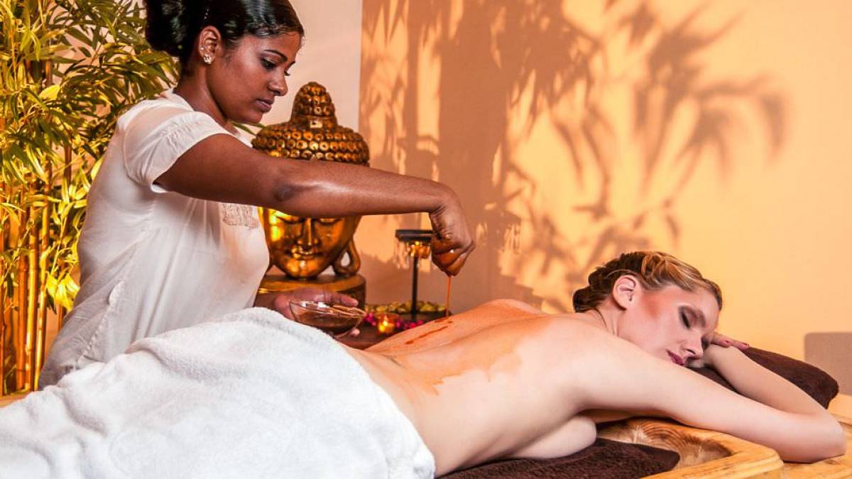 Ayurveda-Massage mit aromatischen Ölen | © Dragan Trifunovic, iStockphoto.com / Chamäleon Ayurveda-Massage mit aromatischen Ölen | © Dragan Trifunovic, iStockphoto.com / Chamäleon