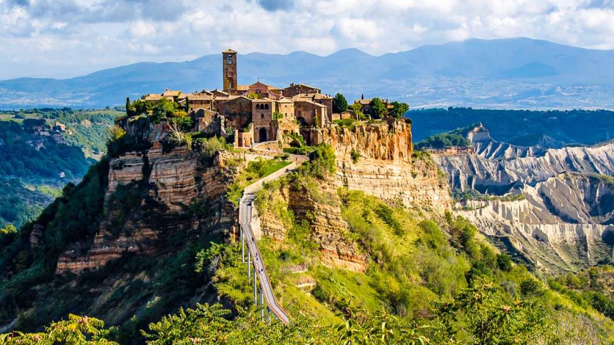 Civita di Bagnoregio auf einem Gipfel aus Tuffstein | © Catherine Kerr, Unsplash / Chamäleon Civita di Bagnoregio auf einem Gipfel aus Tuffstein | © Catherine Kerr, Unsplash / Chamäleon