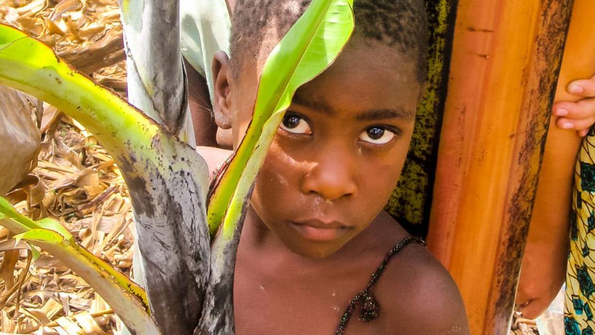 Kinder auf der Bananenfarm | © Anita Ratzinger / Chamäleon Kinder auf der Bananenfarm | © Anita Ratzinger / Chamäleon
