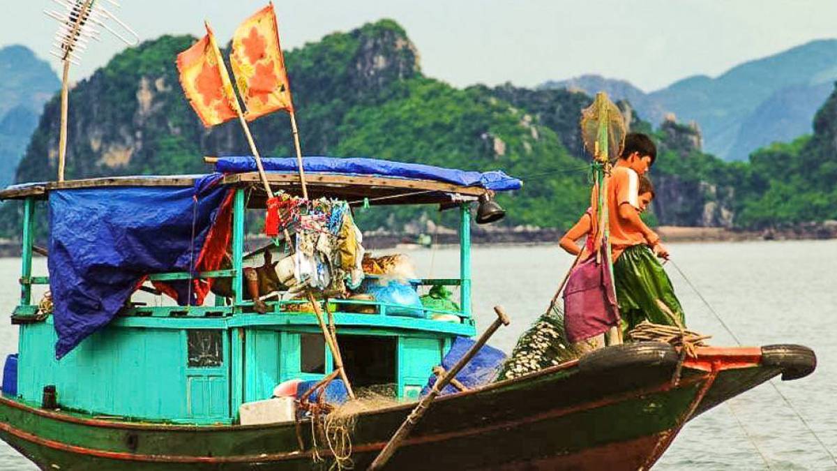 Fischerboot in der Halong-Bucht | © Handspan / Chamäleon Fischerboot in der Halong-Bucht | © Handspan / Chamäleon