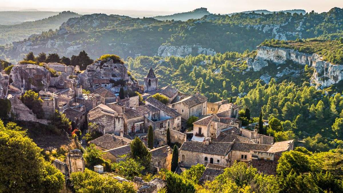 Blick auf Les-Baux-de-Provence | © Jaakko Kemppainen, Unsplash / Chamäleon Blick auf Les-Baux-de-Provence | © Jaakko Kemppainen, Unsplash / Chamäleon