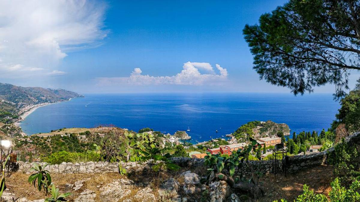 Ausblick auf die Bucht von Taormina | © Alexis Subias, Unsplash / Chamäleon Ausblick auf die Bucht von Taormina | © Alexis Subias, Unsplash / Chamäleon