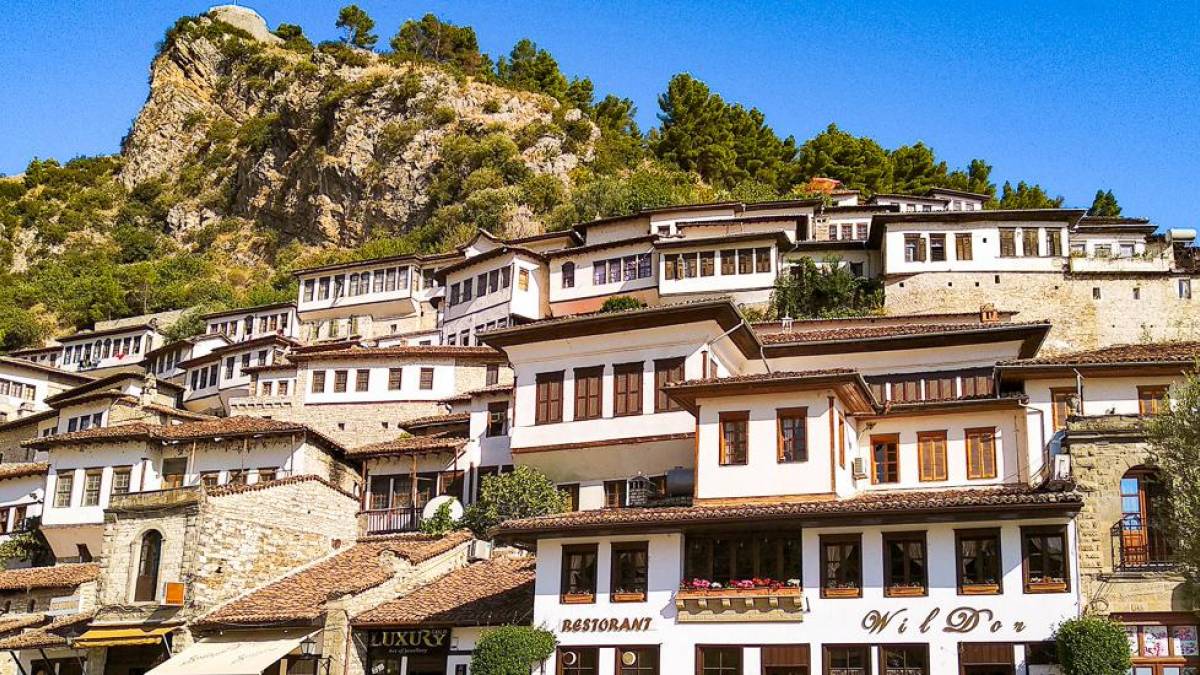 Häuser am Hang in Berat | © Taulant Pjetergjokaj, Pixabay / Chamäleon Häuser am Hang in Berat | © Taulant Pjetergjokaj, Pixabay / Chamäleon
